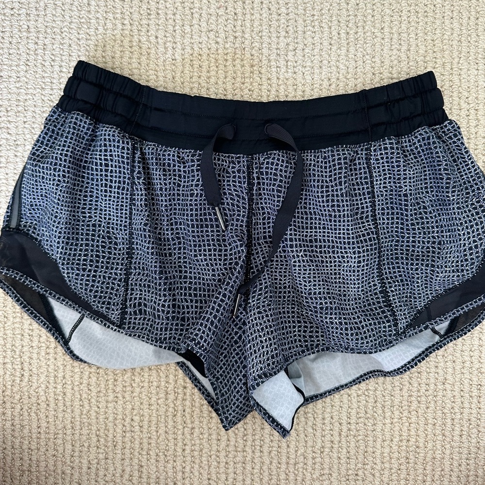 Lululemon 2” hotty hot short I size 8